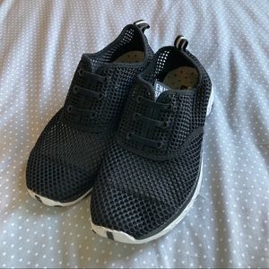 Lightweight water shoes
